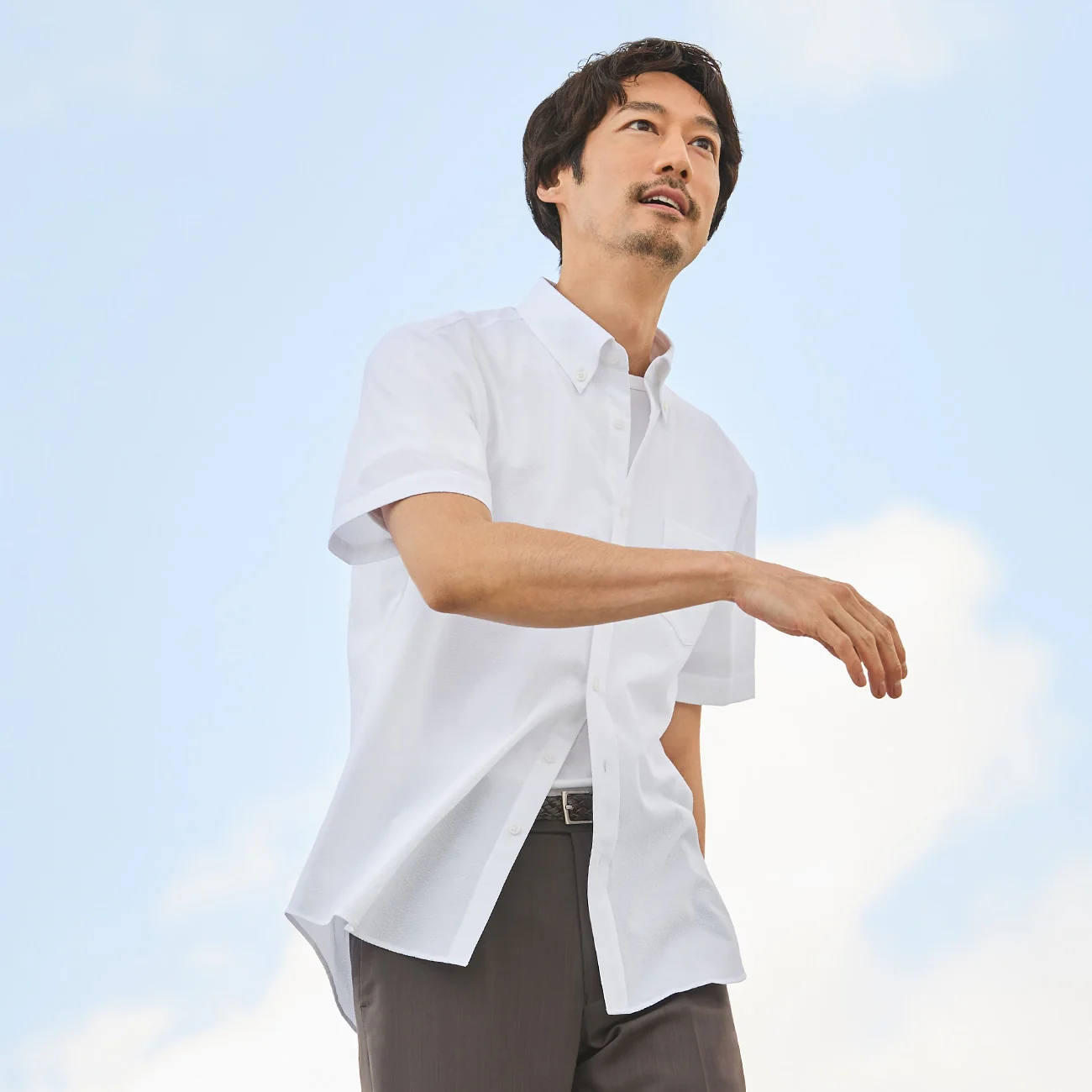 Business Casual Seersucker Short Sleeve Button-Down Shirt - Image 10